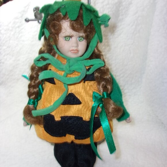 H-497 HAMILTON COLLECTION LIL PUMPKIN PORCELAIN HALLOWEEN DOLL - Picture 2 of 11